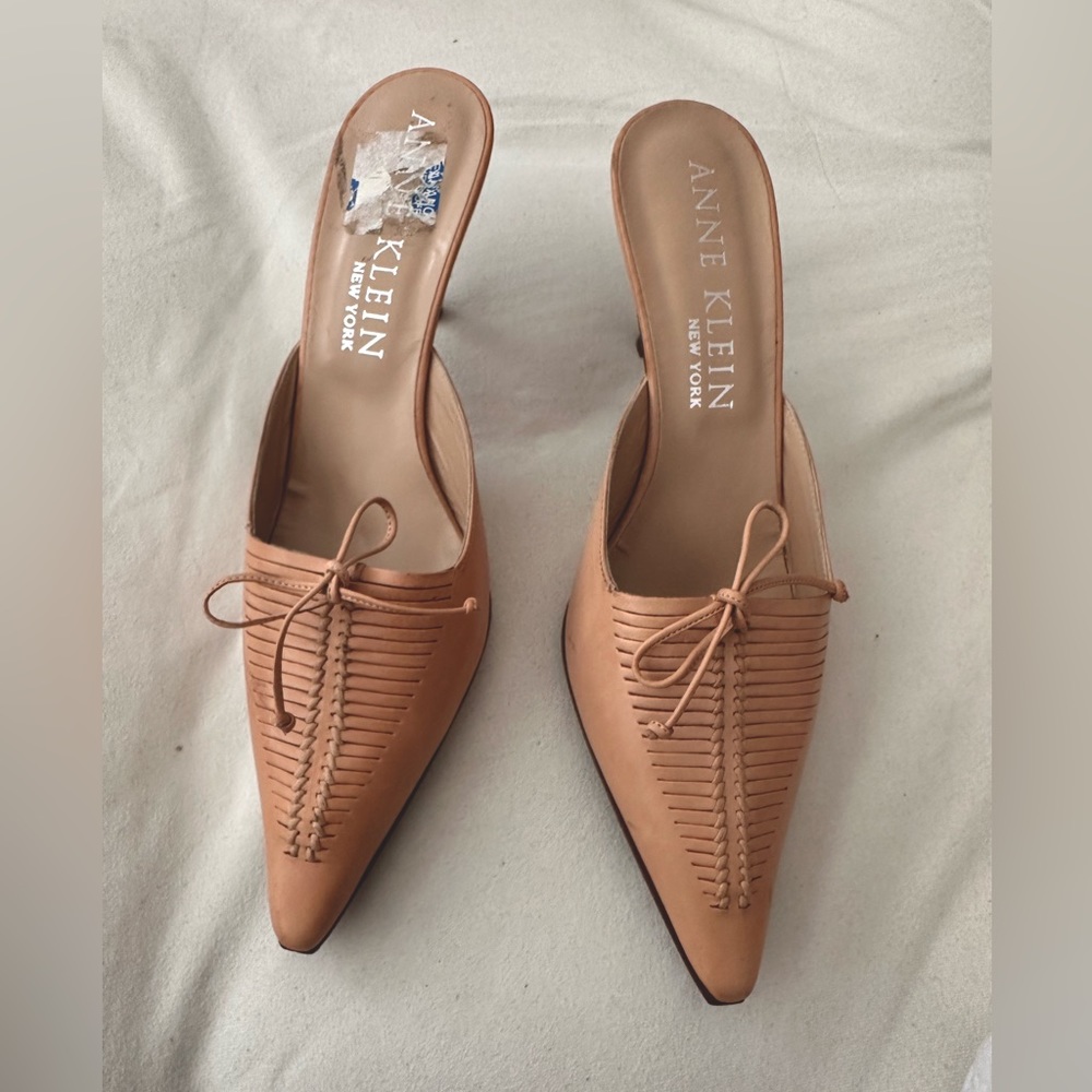 ANNE KLEIN NEW heeled MULES. SIZE 8 1/2. Tan color